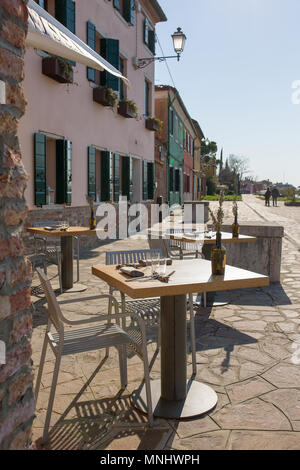 Accogliente caffetteria all'aperto presso l'isola di Burano a Venezia, Italia Foto Stock