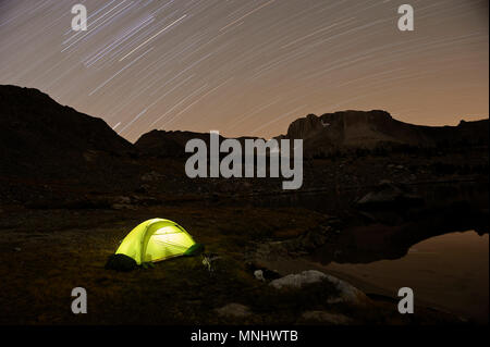 Backpackers camp sotto le stelle al cervo su laghi mammoth cresta su trek di Sierra Alta Via in John Muir Wilderness in California, Stati Uniti d'America Foto Stock