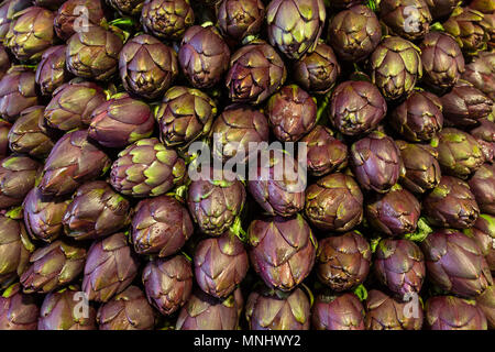 Carciofi freschi in italiano sul mercato locale close up Foto Stock