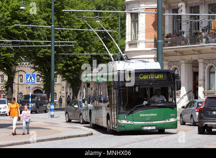 Landskrona, Svezia - 31 Maggio 2013: un filobus verde nel traffico per Skånetrafiken sulla linea 3. Foto Stock