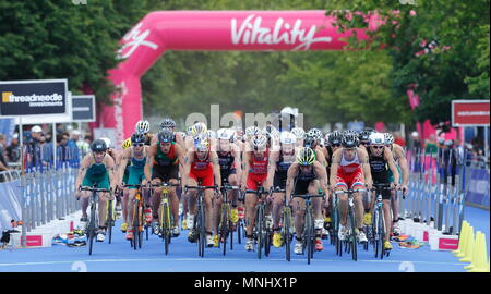 Mario Mola, Javier Gomez, Alistair e Jonathan Brownlee con la confezione durante la fase di ciclo dell'Elite Uomo gara della gamba di Londra del 2014 ITU Triathlon World, Hyde Park, Londra, Inghilterra. Il 31 maggio 2014 Foto Stock