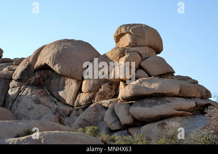 Monzogranite pila di rocce, Barker Dam nature trail. Big Horn Dam, Joshua Tree National Park, CA 040410 0723 Foto Stock