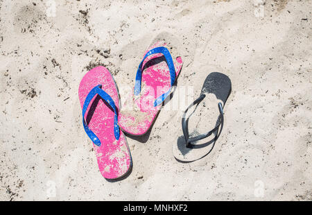 Il flip-flop sulla spiaggia in sabbia Foto Stock