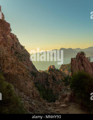 Vista sulle scogliere rosse delle calanche e il mare lungo la costa della Corsica. Foto Stock