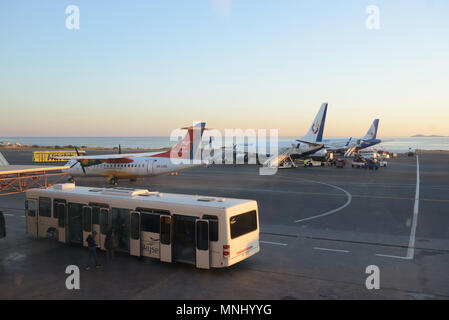 Code di alcuni aerei in aeroporto durante le operazioni di imbarco. Essi sono aerei sul tramonto. Viaggi e trasporti i concetti. Foto Stock