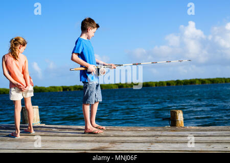 Padre di famiglia e figlia insieme di pesca dal pontile in legno Foto Stock