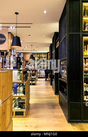 Interno del Selfridges vini e alcolici reparto, London, Regno Unito Foto Stock