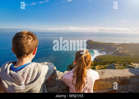 Due bambini godendo di panorami mozzafiato della Città del Capo dalla cima della montagna della tavola Foto Stock