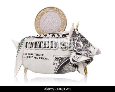 La lira turca sotto la protezione della moneta del mondo. Dollaro americano nella forma di un salvadanaio isolato su uno sfondo bianco Foto Stock