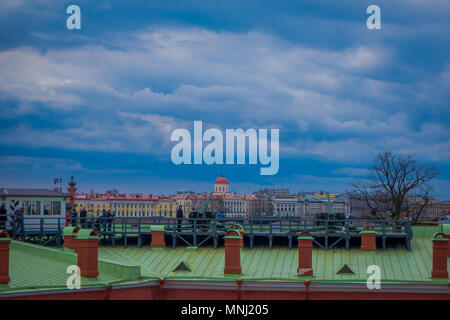 ST. Pietroburgo, Russia, 17 maggio 2018: veduta esterna di persone non identificate a piedi in un tetto verde vicino al vecchio pezzo d'artiglieria vicino al bastione Naryshkin, con colonna rostrale dietro Foto Stock