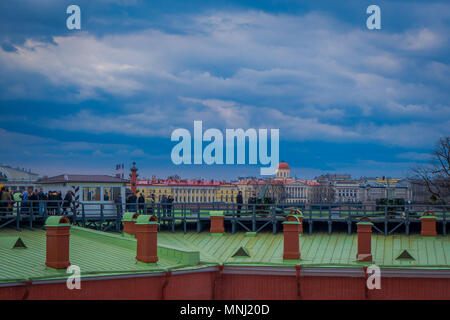 ST. Pietroburgo, Russia, 17 maggio 2018: veduta esterna di persone non identificate a piedi in un tetto verde vicino al vecchio pezzo d'artiglieria vicino al bastione Naryshkin, con colonna rostrale dietro Foto Stock