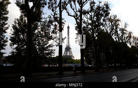 Torre Eiffel in silhouette visualizzati accanto e attraverso gli alberi lungo il fiume Senna. La Francia. Settembre 2014. Foto Stock