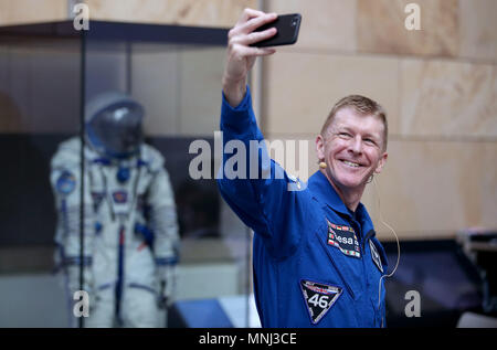 Astronauta Tim Peake, durante una visita al Museo Nazionale di Scozia, Edimburgo, dove ha inaugurato una nuova mostra quali funzioni della Soyuz TMA-19M Modulo di discesa e lo spacesuit grandi Peake indossavano per la sua alta velocità di viaggio di ritorno dalla Stazione Spaziale Internazionale (ISS). Foto Stock