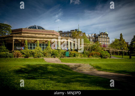 Viste del padiglione e il Colonnato nella Valle dei giardini, Harrogate, North Yorkshire, Regno Unito. Prese su una calda e soleggiata giornata di primavera. Foto Stock