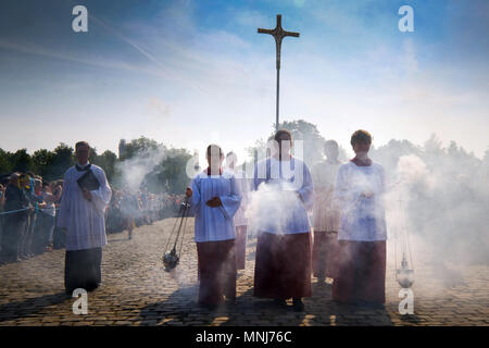 Servi e altare ragazzi/ragazze in movimento per il culto per il servizio di una chiesa durante il 101th tedesco chiesa cattolica Congresso su 13 Maggio 2018 a Muenster, Germania Foto Stock