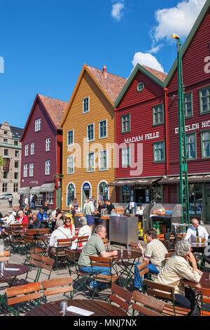 Ristorante con i visitatori a Bryggen nella città di Bergen, Norvegia Foto Stock