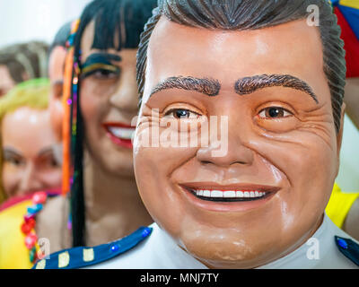 Decorazioni carnevale brasiliane realizzate a Olinda, PE, Brasile e  utilizzate come decorazioni di strada durante il festival locale del  carnevale Foto stock - Alamy