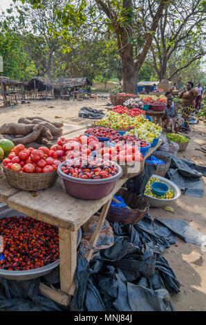 Pomodori e altri ortaggi per la vendita in strada mercato laterale Foto Stock