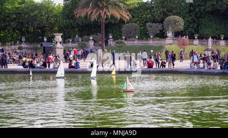 Parigi, Francia - 5 Maggio 2016: le persone a rilassarsi nei giardini di Lussemburgo Foto Stock