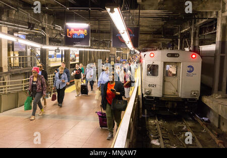 Grand central stazione della metropolitana, i passeggeri che arrivano su un treno della metropolitana di New York Metro, Midtown New York City, Stati Uniti d'America Foto Stock