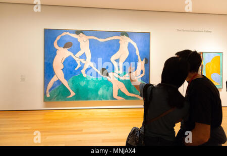 Matisse Museum; un paio di visitatori che guardano l'arte moderna - un dipinto Henri Matisse, MoMA ( Museum of Modern Art ), New York City, USA Foto Stock