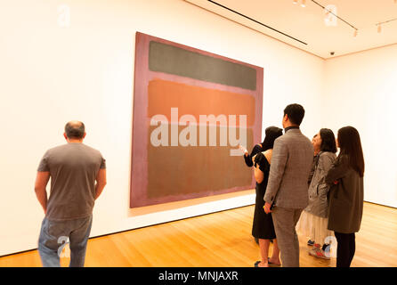 MoMA di New York - le persone che ricercano un Mark Rothko pittura, Museo di Arte Moderna di New York City, Stati Uniti Foto Stock