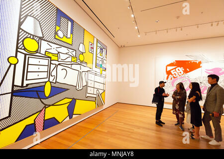 MoMA di New York - visitatori guardando un Roy Lichtenstein pittura, Museo di Arte Moderna di New York City STATI UNITI D'AMERICA Foto Stock