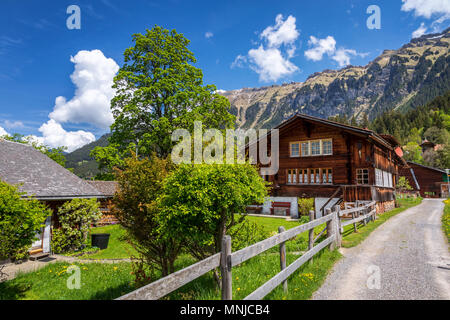 Tradizionale casa di legno vicino a Lauterbrunnen, Interlaken-Oberhasli, Berna, Svizzera Foto Stock