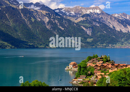 Il lago di Brienz con il villaggio Iseltwald, Oberland bernese, Svizzera Foto Stock