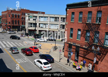 Guardando verso il basso dalla piattaforma del treno a 6 angolo di intersezione di Damen/Nord/Milwaukee viali di Chicago's hipster Wicker Park quartiere Foto Stock