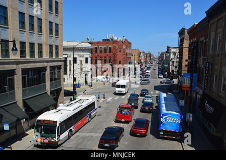 Guardando verso il basso dalla piattaforma del treno a 6 angolo di intersezione di Damen/Nord/Milwaukee viali di Chicago's hipster Wicker Park quartiere Foto Stock