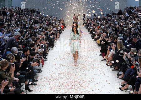 Modello sulla passerella del Burberry Prorsum fashion show durante la London Fashion Week SS 2014. La Somerset House di Londra, 16 settembre 2014 --- Image by © Paolo Cunningham Foto Stock