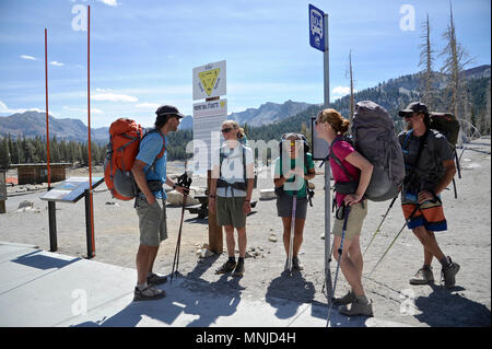 Backpackers a ferro di cavallo Lago Sentiero di Mammoth Lakes sul trekking della Sierra Alta Via in John Muir Wilderness in California, Stati Uniti d'America Foto Stock