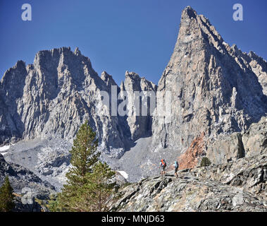 Backpackers escursioni intorno a lago minareto su due settimane di trek di Sierra alta via nel deserto di minareti, Inyo National Forest, California, Stati Uniti d'America Foto Stock