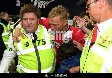 Exeter City's Dean Moxey è scortato da un Economo off il passo dopo il fischio finale durante la scommessa del Cielo lega due partita presso il St James Park, Exeter. Foto Stock