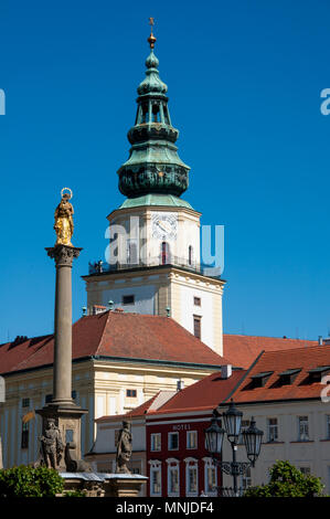 Vista degli arcivescovi torre del Castello dalla piazza, Kromeriz, Repubblica Ceca Foto Stock