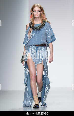 I modelli sulla passerella del Ashish fashion show durante la London Fashion Week SS 2014. La Somerset House di Londra, 14 settembre 2014 --- Image by © Paolo Cunningham Foto Stock