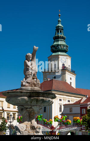 Vista degli arcivescovi torre del Castello dalla piazza, Kromeriz, Repubblica Ceca Foto Stock
