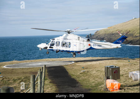 Atterraggio elicottero nelle isole Faerøer Foto Stock
