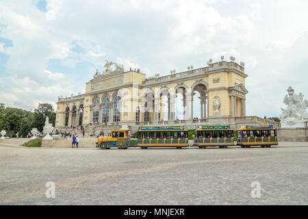 Vienna Austria può.10 2018, Schonbrunn giardino con la Gloriette pavilion, turistico equitazione in treno panorama Foto Stock