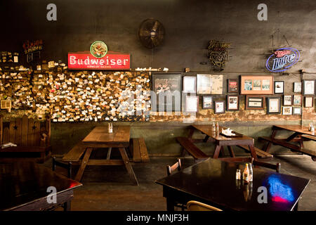 Interno del ristorante con tavoli di legno, Taylor, Texas, Stati Uniti d'America Foto Stock