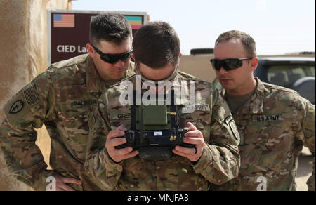 CAMP BUEHRING, Kuwait - 1° delle forze di sicurezza della brigata di assistenza (SFAB) soldati provenienti da Fort Benning, Ga. imparare a utilizzare la funzione Instant Eye technology mentre loro drone è in volo, Marzo 6, 2018. L'occhio istantanea consente il soldato per vedere che cosa il fuco fotocamera è la cattura nonché il controllo del movimento di fuchi e la traiettoria di volo. Foto Stock