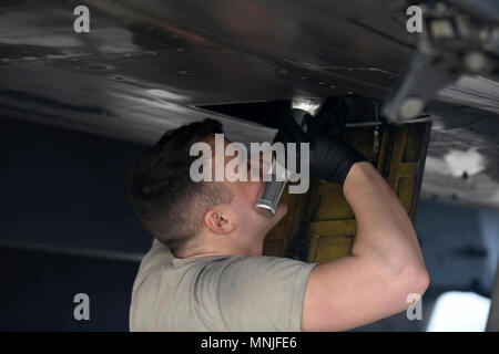 Un aviatore assegnato all'492nd Manutenzione aeromobili unità esegue il post-controlli di volo su di un F-15E Strike Eagle a Andravida Air Base, Grecia, 7 marzo. F-15s partecipano INIOHOS 18, un Hellenic Air Force-led esercizio multinazionale che migliora l'interoperabilità, le capacità e le competenze tra alleati e partner forze dell'aria. Foto Stock