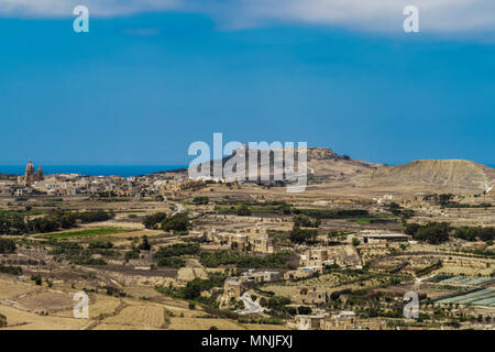 A Gozo, Malta isola panoramico vista giorno. Paesaggio di campagna con i tradizionali edifici di pietra calcarea visto dalla cittadella acropoli nella città di Victoria. Foto Stock