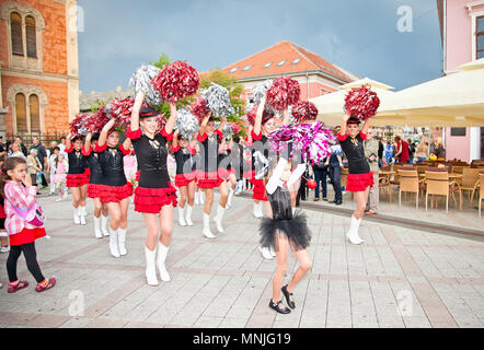 NOVI SAD SERBIA - 7 giugno: Majorettes sfilata di carnevale Zmaj giochi per bambini il 7 giugno 2013 a Novi Sad Serbia Foto Stock