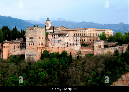 Il palazzo di Alhambra nella città spagnola di Granada è stata costruita dai Mori in un imponente stile islamico di architettura ed è un sito patrimonio dell'umanità. Foto Stock