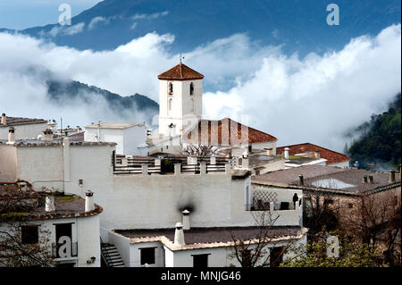 Il villaggio Alpujarran di Capileira in alto alle cime innevate della Sierra Nevada in Spagna in Andalusia. Foto Stock