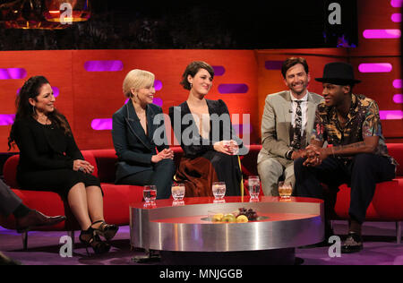 (Seduti da sinistra a destra) Gloria Estefan, Emilia Clarke, Phoebe Waller-Bridge, David Tennant e Leon ponti durante le riprese per il Graham Norton Show a Studioworks BBC a Londra, che sarà in onda su BBC One il venerdì. Premere l'associazione. Picture Data: giovedì 17 maggio, 2018. Foto di credito dovrebbe leggere: immagini PA a nome della TV in modo Foto Stock