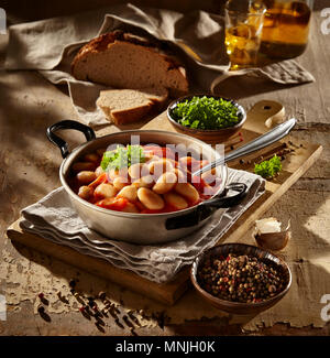 Il gigante bianco fagioli cotti in salsa di pomodoro Foto Stock