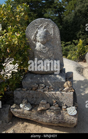 Rock statua di Budda in cima del monte Misen, l'isola di Miyajima, Giappone Foto Stock